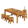 Conjunto de mesa e cadeiras de madeira maciça carbonizada para uso comercial em estabelecimentos de café da manhã e refeições, restaurantes, lanchonetes de churrasco e restaurantes de fast food