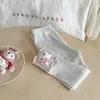 Leggings de primavera y otoño para niñas, pantalones largos elegantes y modernos de estilo coreano con bordes rizados y lindos diseños de dibujos animados, elásticos y cómodos para niños