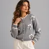 Cárdigan de punto con botón de perla floral tridimensional gris para mujer, suéter Shein con ribete de color block, abrigo suave estilo francés