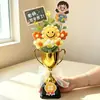 Produto acabado criativo Presente para o Dia do Professor: Buquê de crochê de girassol com troféu de medalha de ouro para professores e coordenadores de turma, masculinos e femininos