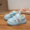 Elegantes tenis blancos para niñas, nueva colección otoño/invierno 2026, con cierre de velcro, suelas suaves y diseño de rayas versátil para uso casual