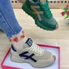 Tênis estilo "dad shoes" femininos com blocos de cor de primavera e outono, apresentando cabedal em mesh para respirabilidade, sola acolchoada e design leve, adequado para caminhadas ao ar livre e esportes.