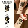 Adesivos de tatuagem temporária com folha de ouro para mulheres, apresentando rosa preta, caveira, cobra e padrões florais, adequados para a clavícula e ombros, descolados e estilosos, à prova d'água e de longa duração
