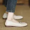 Zapatos planos de tacón medio de cuero suave estilo francés para mujer, nuevo modelo otoño 2026, mocasines slip-on de suela blanda con punta cuadrada y tacón bajo