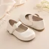 Sapatos sociais duráveis para meninas para shows de aniversário e festas, sapatos de couro de princesa com bico redondo e laço brilhante em estilo de luxo leve vintage