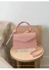 La moda trendy de este año incluye un bolso de mano cruzado de un solo hombro pequeño cuadrado tejido con patrón de trigo nuevo y elegante 2025