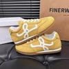 Novedades de Otoño en Stock: Grandes Cantidades de Amarillo Limón, Blanco Roto, Rosa y Otros Colores para Tenis de Caña Baja de Goma y Plástico para Hombres Adultos
