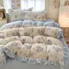 Capa de Cama de Veludo Leiteiro de Quatro Peças com Renda Colcha de Inverno Acolchoada Conjunto de Travesseiros de Veludo para Bebê de Alto Peso Conjunto de Três Peças para Estudante