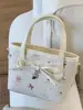 Bolso de Mano de Moda con Relieve de Mariposa para Mujer 2026 Nuevo Estilo Bolso Cruzado de Hombro Texturizado Bolso Cubo de Gran Capacidad para el Trabajo