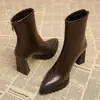 Botas curtas de bico fino para mulheres, o novo estilo popular deste ano, salto grosso, salto alto, para pessoas baixinhas, botas slim francesas, botas de combate elásticas