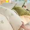 Conjunto de cama de quatro peças em veludo de leite, capa de edredom em flanela de lã de coral, novo conjunto de lençóis outono/inverno 2025, conjunto de três peças espessado e com forro de lã