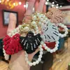 Llavero creativo y moderno de murciélago de arcilla de doble cara con diamantes y cadena de perlas hecha a mano, accesorio de bolso versátil de alta gama