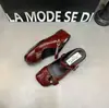 Bolsa versátil de moda tecida com alça única da cabeça aos pés 2026 novo estilo sapatos casuais Mary Jane de primavera e verão meio abertos