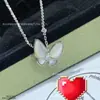 Colar Borboleta Flor de Ameixa Roxa Estilo Novo com Toque de Luxo, Apresentando Madrepérola e Calcedônia, Banhado a Ouro V Espesso 18K, Fecho Estilo Chanel Esculpido em CNC