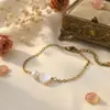 O Melhor Presente de Dia dos Namorados: uma Pulseira Artesanal Feita de Conchas Coração de Pêssego com um Design de Emenda de Pérolas Que Simboliza a Beleza