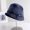Chapéu Bucket Xadrez com Cordão Fashionável para Mulheres Moda Outono Inverno Versátil Grande na Frente Pequeno Atrás Chapéu Bacia Chapéu de Tecido Quente Proteção contra Frio