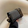 Bolso pequeño con diamantes brillantes para mujer, novedad de 2023, estilo coreano de moda, bandolera ancha con correa de hombro, bolso cuadrado pequeño estilizado.