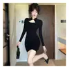 Vestido Cheongsam Mejorado de Estilo Primaveral Inspirado en China, con Pliegues y Diseño Hueco, Cuello Alto para Mujeres Menudas, con Cintura Ceñida y Falda Corta que se Ajusta a las Caderas