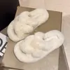 Chinelos peludos de sola grossa com torção cruzada para mulheres, modelo outono e inverno 2026, chinelos de algodão pelúcia antiderrapantes para casa
