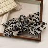 Horquilla de lazo de cuero artificial con estampado de leopardo de Maillard, estilo coreano, con clip de tiburón en la parte posterior, ligera, de lujo, accesorio para el cabello de alta gama.