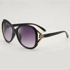 Venta directa de fábrica 2574 elegantes gafas de sol de plástico con montura negra, gafas de sol con protección UV para mujeres europeas y americanas.