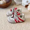 Zapatos para niñas, diseño de gato KT, nueva colección de otoño 2026, zapatillas infantiles versátiles, estilo de dibujos animados lindo, para niñas pequeñas, estilo de zapatillas deportivas y de entrenamiento alemán