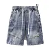 Shorts jeans retro americano com múltiplos bolsos para homens, calça de verão de cordão solta de perna larga de comprimento médio, shorts retos de cinco pontos estilo ins