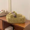 Chinelos de algodão da moda para aumentar a altura para mulheres, novo outono e inverno de 2026, chinelos de algodão quentes Maillard para casa com sola grossa