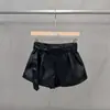 Otoño/Invierno 2026 Pantalones Cortos de Cuero PU Frescos Cintura Alta Decoración de Cordones Pantalones de Pierna Ancha Estilo Minimalista Versátil