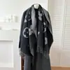 Bufanda de hilo transfronteriza europea y americana con letra H, moderna y a la moda, cálida y gruesa, con borlas largas, chal de doble cara y calentador de cuello