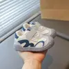 Zapatos deportivos antideslizantes para niños, versión de cuero, zapatos transpirables para niños pequeños para niños, zapatos de primavera y otoño para bebé con suela blanda y velcro, disponibles para venta al por mayor