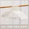 Cabides de Plástico para Uso Doméstico, Cabideiro que Não Marca, Cabides Antiderrapantes, Previne Marcas nos Ombros e Evita que as Roupas Enruguem