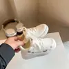 Tênis Brancos Infantis 2026 Primavera Novos Sapatos Casuais de Desenho Animado para Crianças, Tênis de Skate para Meninas, Tênis Esportivos Versáteis para Meninos Tendência