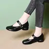 Zapatos de mujer de tacón bajo estilo francés, nueva colección otoño 2026, cómodos y versátiles, zapatos de cuero retro de punta fina con suela blanda para mujer