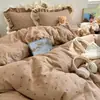 Juego de ropa de cama Melard de cuatro piezas, color café, doble capa, con volantes y adornos de lazo, de algodón lavado, ultra suave y cómodo, en un diseño estilo princesa