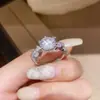 Anillo Popular Serie La Daisy de Lo, Nuevo Anillo con Incrustaciones de Diamantes de Cristal Amarillo con un Toque de Alta Gama, Lujo Ligero y Diseño Versátil
