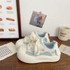 Sapatos Brancos de Pão com Sola Grossa Fofos para Mulheres 2025 Novos Sapatos Casuais Respiráveis de Verão Tênis Esportivos Versáteis para Estudantes