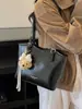 Bolso con diseño de nicho de moda, gran capacidad, bolso de hombro único para debajo del brazo para mujer, nuevo bolso tote de moda 2026 para salir