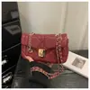 Bolsa de mão pequena acolchoada bordada estilo Chanel, nova coleção feminina 2026, bolsa de ombro alta de alta qualidade, bolsa quadrada pequena transversal com corrente