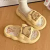 Usa Sandalias y Pantuflas Nuevas Gruesas, Pantuflas para Uso en Exteriores, Ropa de Casa de Celebridades de Internet, Verano 2025 para Mujer Antideslizantes Suelas de Dibujos Animados al por Mayor