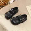 Sapatos Mary Jane de Couro Redondos Estilo Retrô para Meninas 2026 Novo Estilo Outono Solado Macio Para Bebês Velcro Estilo Britânico Sapatos de Princesa