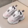 Tênis esportivo infantil com fivela giratória, novo modelo 2026 para meninos e meninas, malha respirável, estilo "dad shoes", tênis de corrida para crianças pequenas, comércio exterior