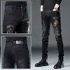 Jeans bordado moderno estilo europeu para homens, calças skinny justas elásticas primavera/verão, calças casuais da moda e versáteis