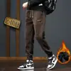 Fabricante Original 2025 Nuevos Pantalones Casuales Primavera, Otoño e Invierno Engrosados y de Terciopelo para Hombre Pierna Ancha Leggings Pantalones de Chándal de Alta Gama
