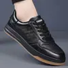 Zapatillas de caña baja de piel de vacuno de capa superior, adecuadas para todas las estaciones, zapatos versátiles para hombre, suela plana, antideslizantes, resistentes al desgaste, duraderos, color blanco