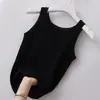 Camisola blanca llevada sobre un blazer de tirantes anchos, combinada con una camiseta corta de seda helada, camiseta ajustada estilo BM