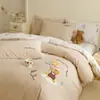 Juego de ropa de cama de algodón grueso estilo caricatura con bordado de toalla y funda de edredón jacquard, juego de tres piezas para cama individual de algodón puro