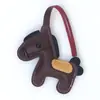 Pingente de Pônei em Couro Pu Huayang Versátil para Bolsa Chaveiro de Carro Fofo Tendência Acessório para Roupas Calças