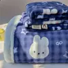 Juego de sábanas de terciopelo de leche, tres piezas, forrado de felpa, engrosado para abrigar, suave y cómodo para otoño e invierno, con un estampado fresco y elegante estilo ins