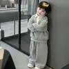 Traje de estilo coreano para niño para primavera y otoño 2026, nuevo conjunto de dos piezas de moda para niños y niños, conjunto de dos piezas de estilo universitario para primavera y otoño
